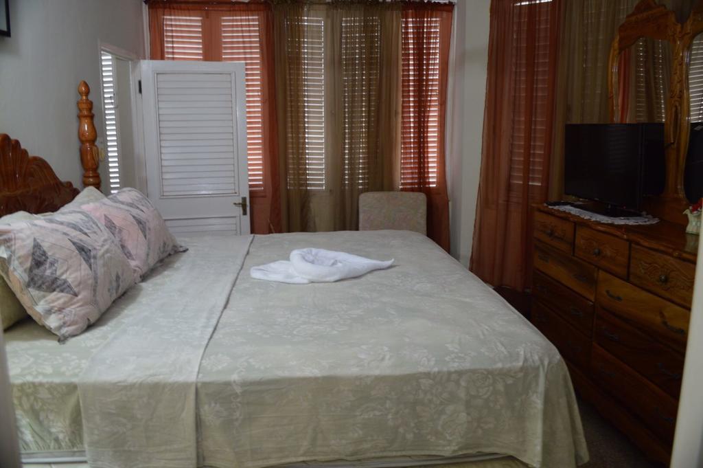 Chill On The Hill Apartment Ocho Rios Bagian luar foto