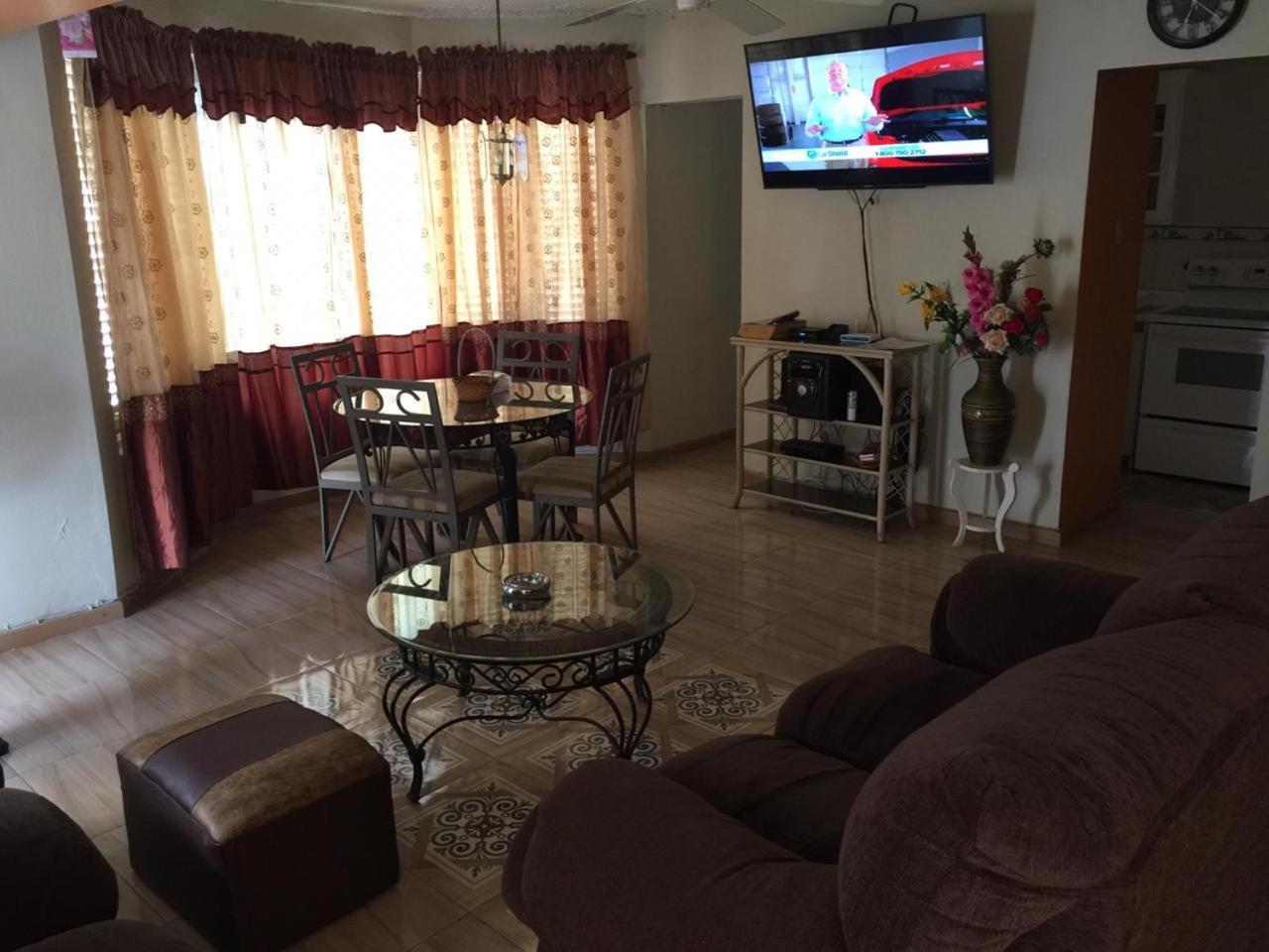 Chill On The Hill Apartment Ocho Rios Bagian luar foto